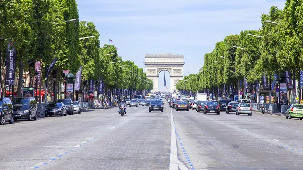 Párizs, Franciaország, a július 9, 2016-ban. A Champs-Elyse - az egyik a törzs város hálózati, a jelképe Párizs — Stock Fotó