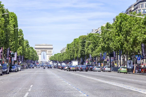 PARIS, FRANCE, on JULY 9, 2016. The Champs Elyse - one of the trunk city mains, a symbol of Paris — Stock Photo, Image