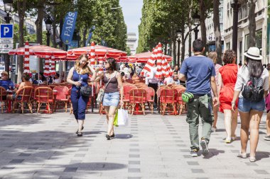 9 Temmuz 2016 üzerinde Paris, Fransa. Champs Elyse. İnsanlar yemek ve açık havada kafede biraz dinlen.