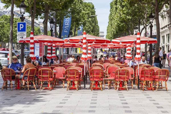 Parijs, Frankrijk, op 9 juli 2016. Elyse Champs. Mensen eten en hebben een rust in café onder de blote hemel. — Stockfoto