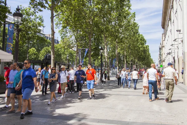 Paris, Frankrike, 9 juli 2016. De Champs Elyse - en av stammen staden elnätet, en symbol för Paris — Stockfoto