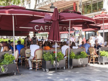 Paris, Fransa, üzerinde 10 Temmuz 2016. Champs Elysee. İnsanlar yemek ve açık havada kafede biraz dinlen. 