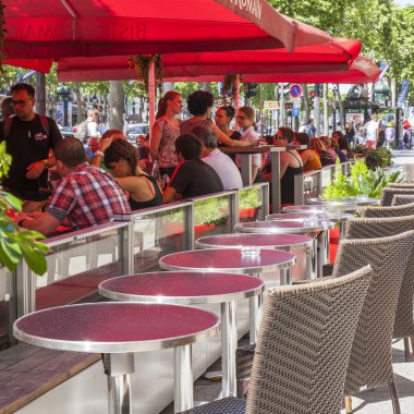 Paris, Fransa, üzerinde 10 Temmuz 2016. Champs Elysee. İnsanlar yemek ve açık havada kafede biraz dinlen. 