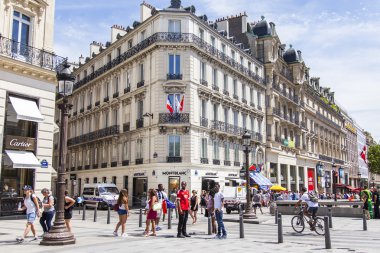 9 Temmuz 2016 üzerinde Paris, Fransa. Tipik şehir tarihi ile sokak bina. 