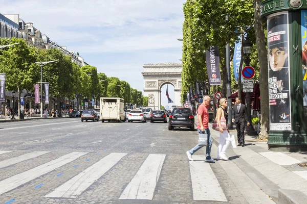 PARÍS, FRANCIA, 9 de julio de 2016. Los Campos Elíseos - una de las principales ciudades troncales, símbolo de París —  Fotos de Stock