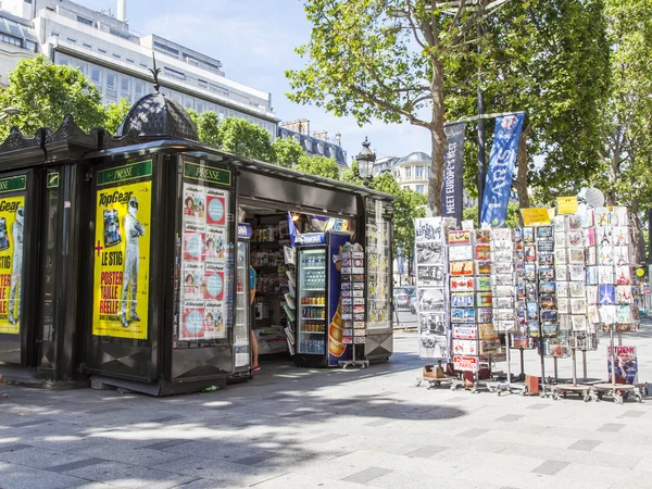 巴黎，法国，在 2016 年 7 月 9 日。香榭丽舍大街萧恩。展位销售新闻 — 图库照片