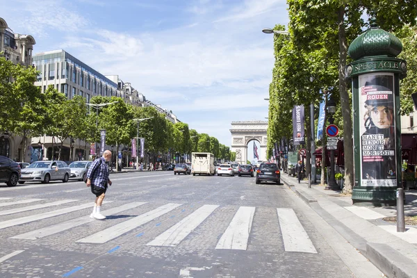 PARÍS, FRANCIA, 9 de julio de 2016. Los Campos Elíseos - una de las principales ciudades troncales, símbolo de París —  Fotos de Stock