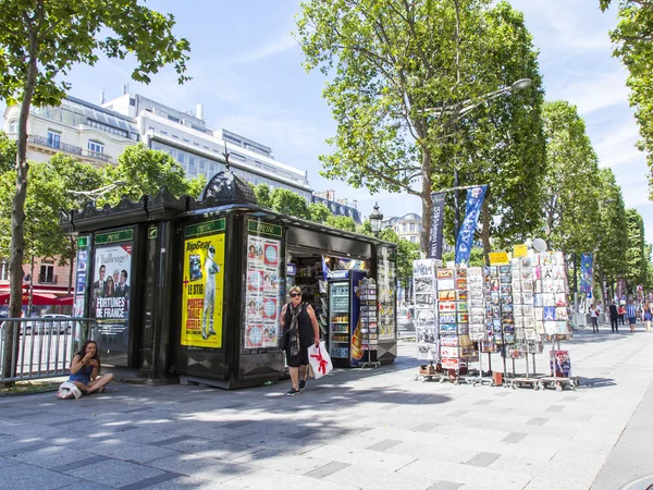 Paryż, Francja, zm. 9 lipca 2016. Champs Elyse. Stoisko sprzedaży prasy — Zdjęcie stockowe