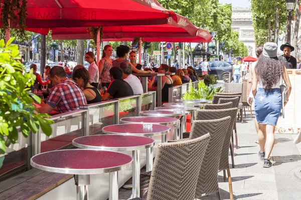 Paris, Fransa, üzerinde 10 Temmuz 2016. Champs Elysee. İnsanlar yemek ve açık havada kafede biraz dinlen. 