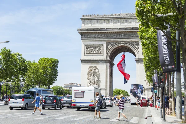 巴黎，法国，在 2016 年 7 月 9 日。香榭丽舍大街爱丽舍-树干市电源之一，巴黎的象征 — 图库照片