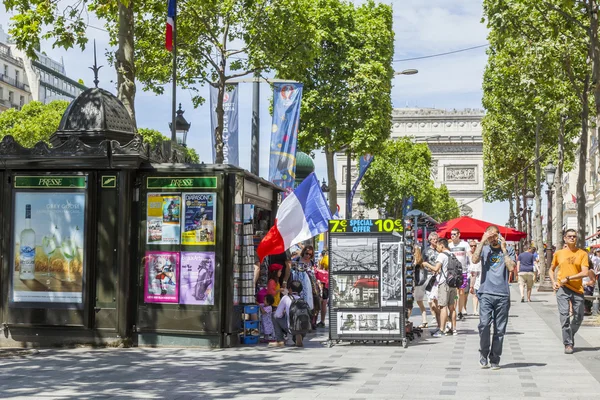 Paryż, Francja, zm. 9 lipca 2016. Champs Elyse. Stoisko sprzedaży prasy — Zdjęcie stockowe