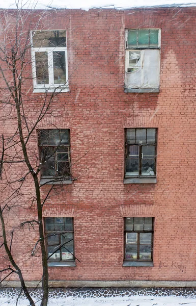 俄罗斯圣彼得堡, 2016年2月24日。看法从窗口老房子 — 图库照片