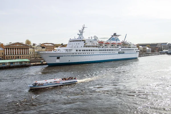 St. Petersburg, Ryssland, den 19 augusti 2016. Kryssningsfartyget förtöjd till en brygga vid kusten i stora Neva — Stockfoto