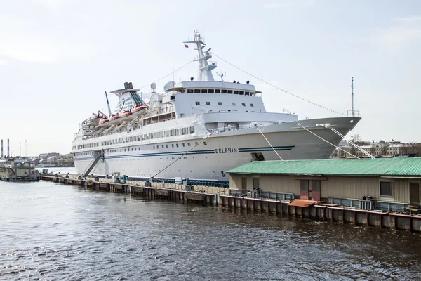 ST. PETERSBURG, RUSSIE, le 19 août 2016. Le bateau de croisière amarré à une jetée à la côte de la grande Neva — Photo