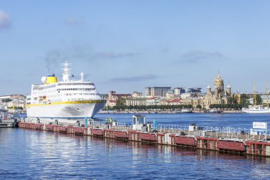St Petersburg, Rusya, üzerinde 19 Ağustos 2016. Cruise gemi büyük Neva kıyıları rıhtımda demirli