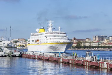 St Petersburg, Rusya, üzerinde 19 Ağustos 2016. Cruise gemi büyük Neva kıyıları rıhtımda demirli