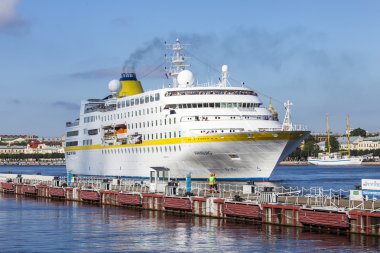 St Petersburg, Rusya, üzerinde 19 Ağustos 2016. Cruise gemi büyük Neva kıyıları rıhtımda demirli