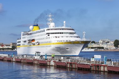 St Petersburg, Rusya, üzerinde 19 Ağustos 2016. Cruise gemi büyük Neva kıyıları rıhtımda demirli