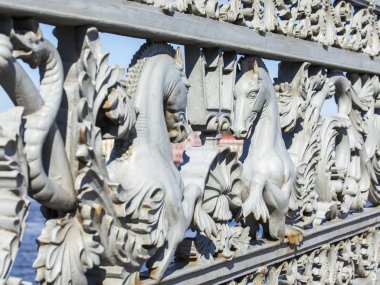 Dekoratif kafes Anichkov Bridge, St Petersburg, Rusya bir koruma parçası.