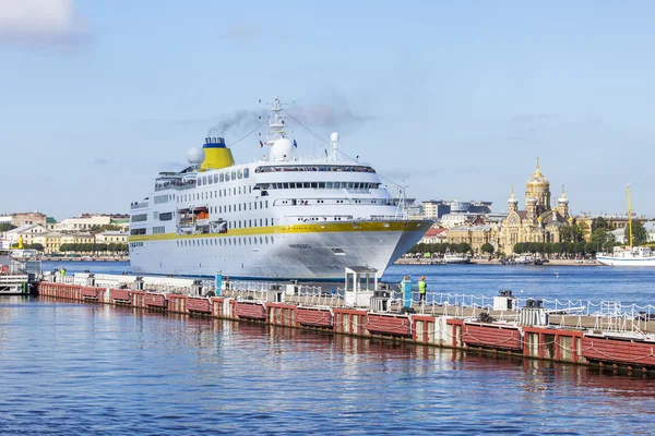 St. PETERSBURG, RUSSIA, il 19 agosto 2016. La nave da crociera ormeggiata a un molo sulla costa di Neva grande — Foto Stock