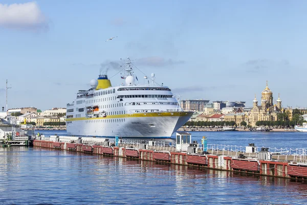 St. PETERSBURG, RUSSIA, il 19 agosto 2016. La nave da crociera ormeggiata a un molo sulla costa di Neva grande — Foto Stock