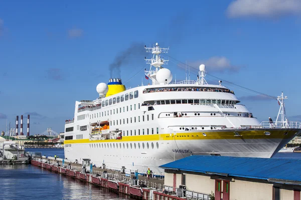 St Petersburg, Rusya, üzerinde 19 Ağustos 2016. Cruise gemi büyük Neva kıyıları rıhtımda demirli