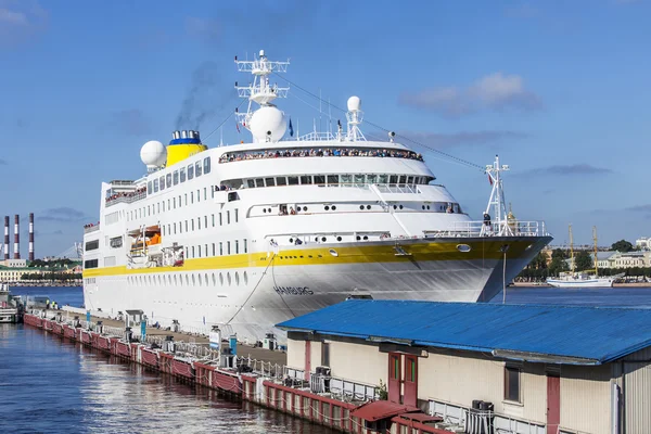 ST. PETERSBURG, RUSSIE, le 19 août 2016. Le bateau de croisière amarré à une jetée à la côte de la grande Neva — Photo