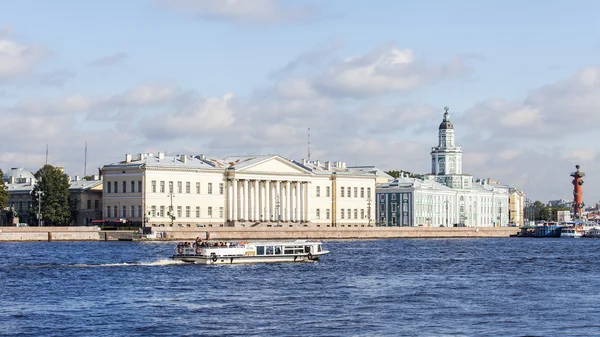 ST. PETERSBURG, RUSSIA, on August 21, 2016. Architectural complex of Neva Embankment — Stock Photo, Image