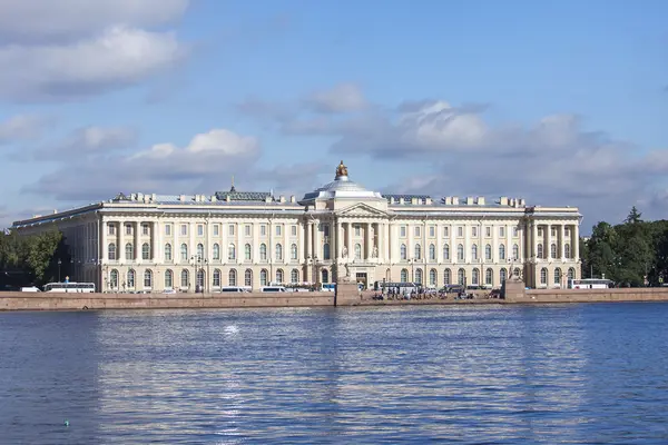 ST. PETERSBURG, RUSIA, 21 de agosto de 2016. Complejo arquitectónico de Neva Embankment — Foto de Stock