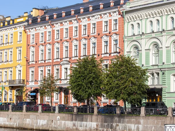 ST. PETERSBURG, RUSSIA, on August 21, 2016. Urban view. Architectural complex of Moika River Embankment — Stock Photo, Image