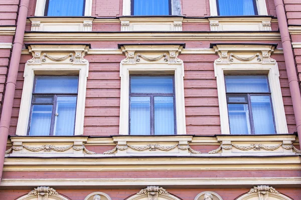 ST. PETERSBURG, RÚSSIA, em agosto 19, 2016. Fragmento arquitetônico típico de uma fachada do edifício histórico velho — Fotografia de Stock