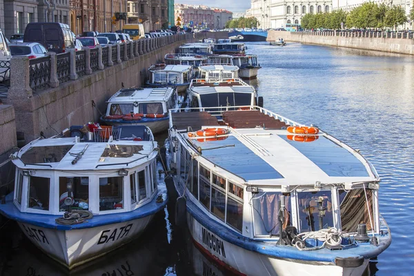 ST. PETERSBURG, RUSIA, 2 de agosto de 2016. River Moika. El barco de excursión está amarrado a la costa — Foto de Stock