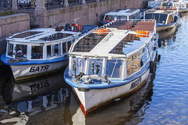 ST. PETERSBURG, RÚSSIA, em agosto 2o, 2016. Rio Moika. O navio de excursão está ancorado na costa — Fotografia de Stock