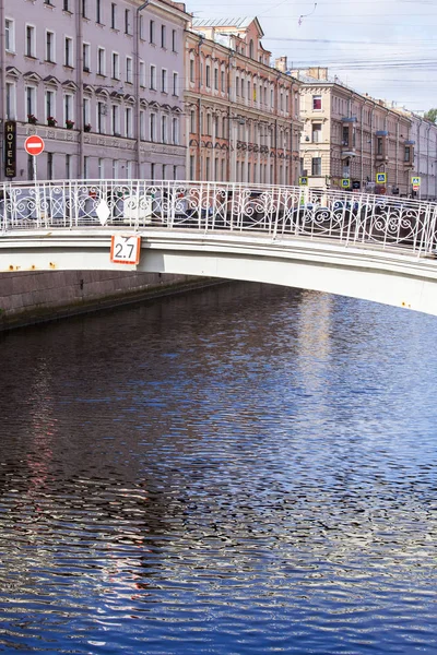 St. Petersburg, Rusko, 21 srpna 2016. Pohled na městskou. Most přes řeku Moika — Stock fotografie