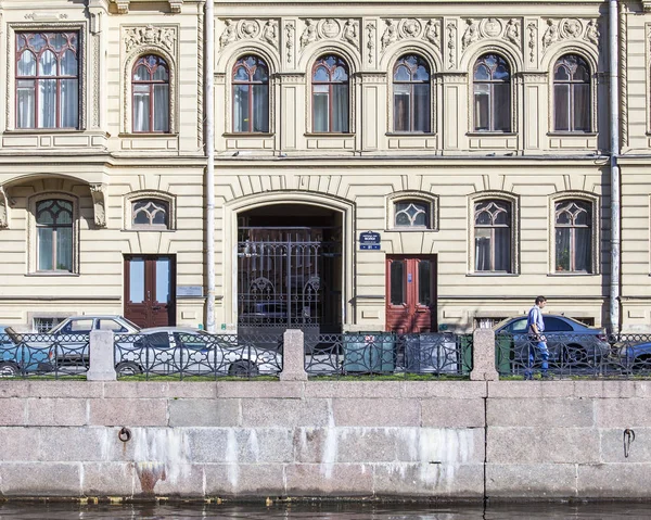 ST. PETERSBURG, RUSSIA, on August 19, 2016. Urban view. Architectural complex of Moika River Embankment — Stock Photo, Image