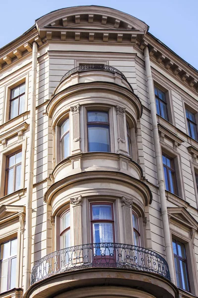ПЕТЕРБУРГ, 19 августа. Типичный архитектурный фрагмент фасада старого исторического здания — стоковое фото