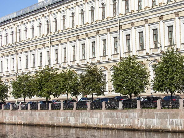 ST. PETERSBURG, RUSSIA, on August 19, 2016. Urban view. Architectural complex of Moika River Embankment — Stock Photo, Image