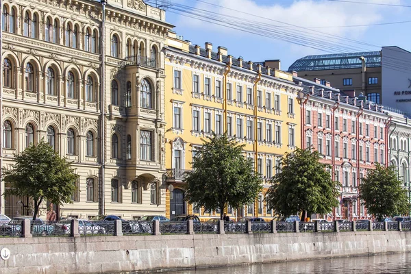 ST. PETERSBURG, RÚSSIA, em agosto 19, 2016. Vista urbana. Complexo arquitetônico de Moika River Embankment — Fotografia de Stock