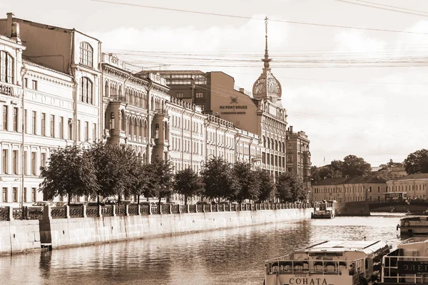 ST. PETERSBURG, RUSSIE, le 19 août 2016. Vue urbaine. Complexe architectural du remblai de la rivière Xoka — Photo