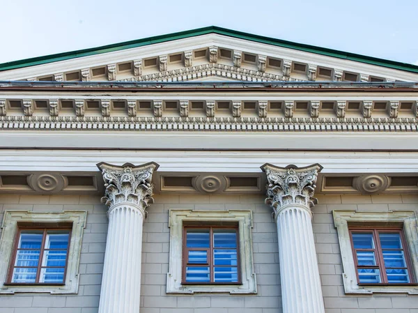 St. Petersburg, Ryssland, den 19 augusti 2016. Arkitektoniska fragment av en gammal fasad — Stockfoto