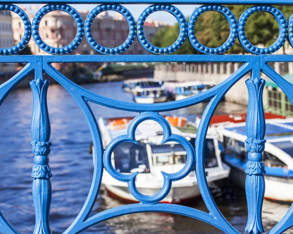 St. petersburg, russland, am 19. august 2016. dekorativnya a protection gitter on the bridge through the moika river — Stockfoto