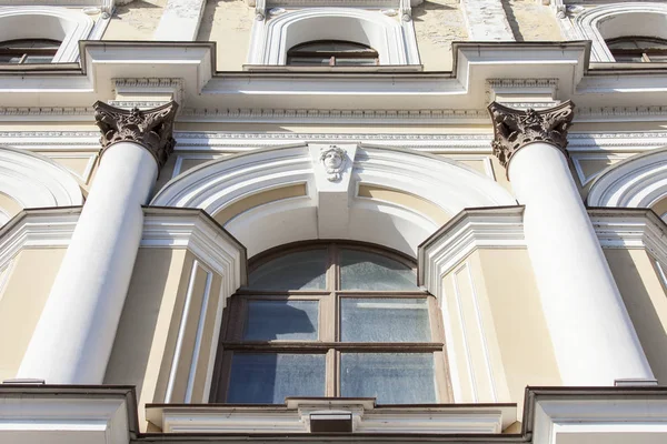 ST. PETERSBURG, RUSSIA, on August 19, 2016. Architectural fragment of a facade of the old building — Stock Photo, Image