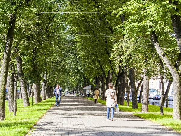 ST. PETERSBURG, RÚSSIA, em agosto 21, 2016. Avenida Zhivopisnaya cercada de árvores — Fotografia de Stock