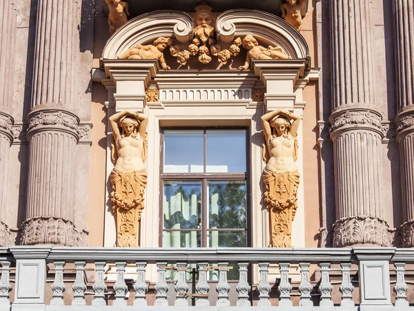 ST. PETERSBURG, RÚSSIA, em agosto 19, 2016. Fragmento arquitetônico de uma fachada do edifício velho — Fotografia de Stock