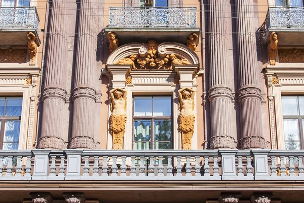 ST. PETERSBURG, RUSSIA, on August 19, 2016. Architectural fragment of a facade of the old building — Stock Photo, Image