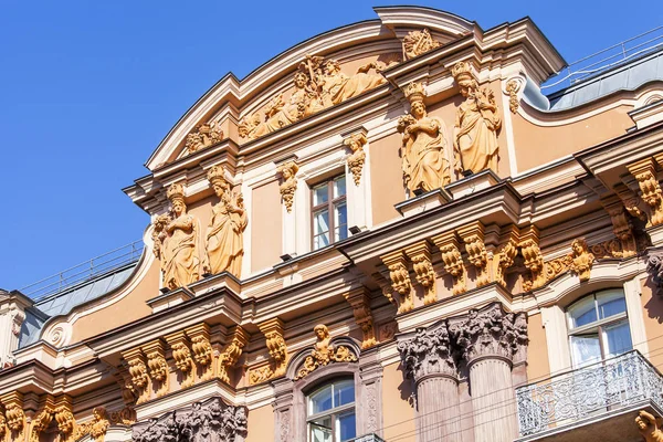 ST. PETERSBURG, RUSSIA, on August 19, 2016. Architectural fragment of a facade of the old building — Stock Photo, Image