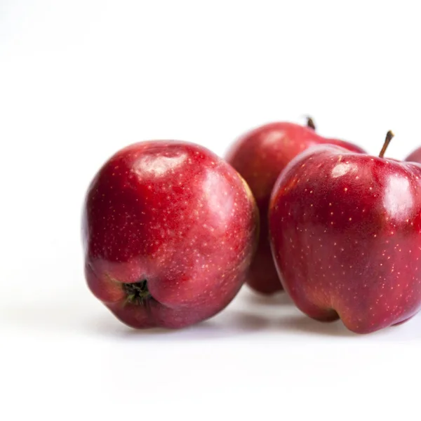 Pommes mûres rouges sur une table — Photo