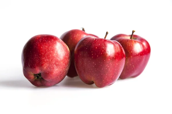 Röda mogna äpplen på ett bord — Stockfoto