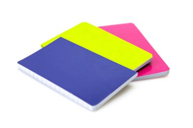 Çok renkli defter bir tablo üzerinde düzensiz yığını