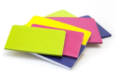 Çok renkli defter bir tablo üzerinde düzensiz yığını